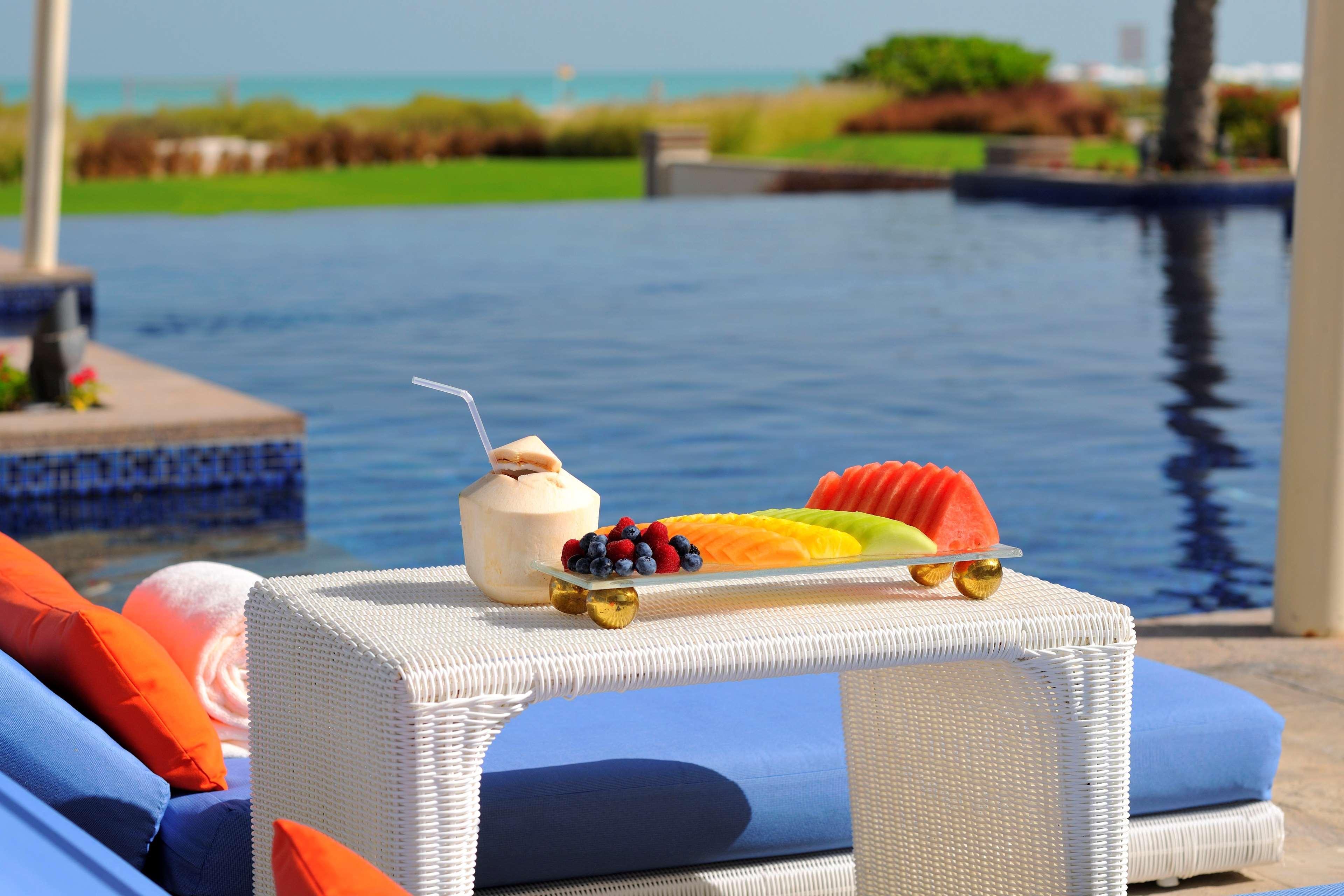Park Hyatt Abu Dhabi Hotel&Villas Esterno foto Poolside at the resort